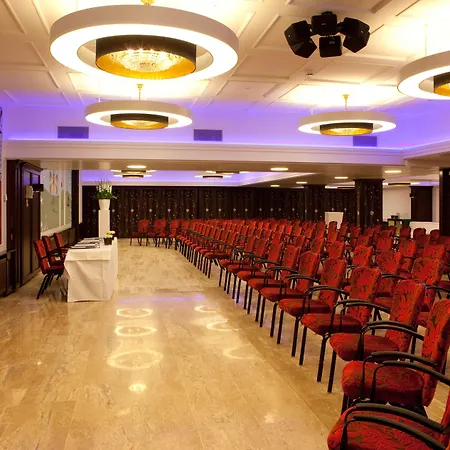 Отель Golden Tulip Ден Бош